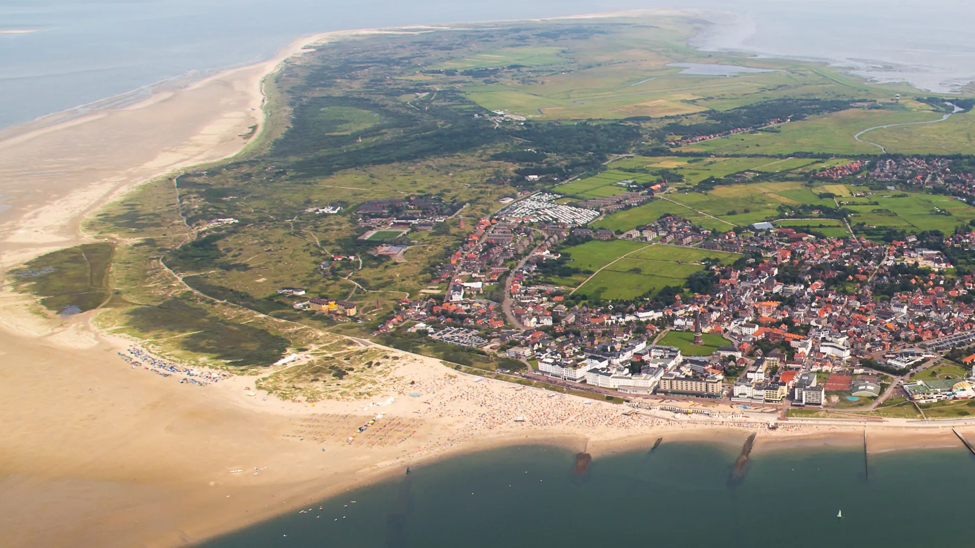 Luftbildaufnahme der Nordseeinsel Borkum